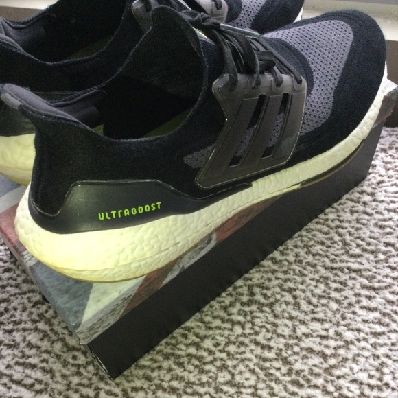 Adidas Ultra Boost 22 - Picture 2 of 7